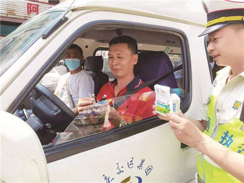 縣交通運輸綜合行政執法支隊執法人員為駕駛員發放防暑降溫用品